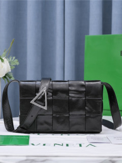 BOTTEGA VENETA 보**베** 남성용 카세트백 B668