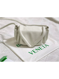BOTTEGA VENETA 보**베** 비크 크로스백 B658521