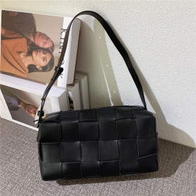 BOTTEGA VENETA 보**베** 브릭 카세트백 B10201